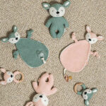 Dit leuke knuffeldoekje Deer Ash Green komt uit de collectie van Jollein en kan de hele dag met jouw baby knuffelen. Het doekje is gebreid aan de voorzijde en heeft een zachte achterkant van fleece materiaal in de kleur crème.  Het doekje heeft het hoofdje van een hertje en een lusje waarmee je hem ook aan de speen kan bevestigen. Zo raak de speen minder snel kwijt.