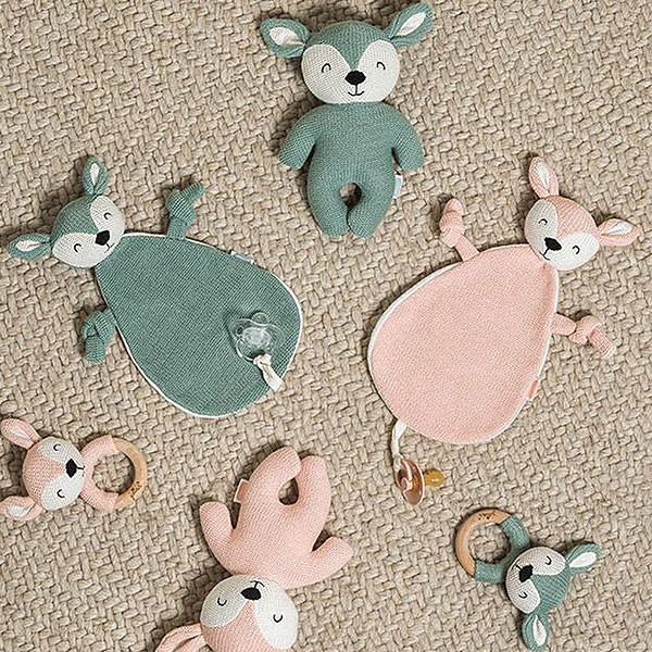 Dit leuke knuffeldoekje Deer Ash Green komt uit de collectie van Jollein en kan de hele dag met jouw baby knuffelen. Het doekje is gebreid aan de voorzijde en heeft een zachte achterkant van fleece materiaal in de kleur crème. Het doekje heeft het hoofdje van een hertje en een lusje waarmee je hem ook aan de speen kan bevestigen. Zo raak de speen minder snel kwijt.