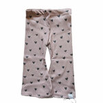Deze mooie flared broek gemaakt van fijne ribstof komt uit de collectie van Style by Sky. Het broekje is roze van kleur en heeft een overall print met grijze hartjes. Het broekje valt mooi passend bij de bovenbenen en heeft wijd uitlopende pijpjes. Dit broekje is geschikt voor alle modieuze meiden.