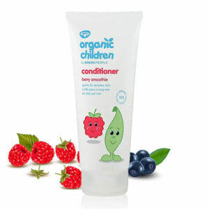 Green People Kids Conditioner Berry is speciaal samengesteld om het haar van kinderen te hydrateren en te verzorgen. Deze zachte conditioner is je geheime wapen voor glanzend en makkelijk doorkambaar haar bij kinderen. Met biologische aardbei en framboos biedt deze conditioner diepe hydratatie en voeding voor het haar van kinderen. Het helpt klitten te verminderen en maakt het haar zijdezacht en glanzend.