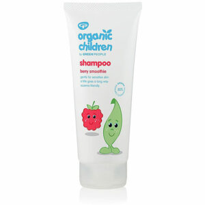 Green People Kids Shampoo Berry is speciaal samengesteld om het haar van kinderen mild en effectief te reinigen. Deze heerlijk geurende shampoo is je geheime wapen voor glanzend en schoon haar bij kinderen. Met biologische aardbei en framboos biedt deze shampoo een zachte reiniging en een heerlijke geurervaring voor kinderen. Het verwijdert vuil en onzuiverheden, terwijl het haar zacht en glanzend blijft.