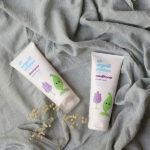 Green People Kids Conditioner Lavendel is speciaal samengesteld om het haar van kinderen op een milde en natuurlijke manier te verzorgen. Deze rustgevende conditioner is je geheime wapen voor zacht en makkelijk doorkambaar haar bij kinderen. Met biologische lavendel biedt deze conditioner een kalmerende en ontspannende geur, terwijl het haar diepe hydratatie en voeding krijgt. Het helpt klitten te verminderen en laat het haar zijdezacht en heerlijk ruikend achter.