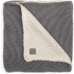 Dit mooie gebreide deken in de kleur Storm Grey komt uit de Bliss Knit collectie van Jollein. Deze gebreide deken is een fijne basic met een TOG waarde van 3.5. Deze deken is aan de ene kant grijs gebreid en aan de andere kant is een crèmekleurige teddy voering. Met deze deken weet jij zeker dat jouw kleintje heerlijk warm kan slapen.