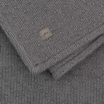Dit mooie gebreide deken in de kleur Storm Grey komt uit de Bliss Knit collectie van Jollein. Deze gebreide deken is een fijne basic met een TOG waarde van 3.5. Deze deken is aan de ene kant grijs gebreid en aan de andere kant is een crèmekleurige teddy voering. Met deze deken weet jij zeker dat jouw kleintje heerlijk warm kan slapen.