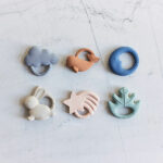 Op deze mooie bijtring Cloud in de kleur grijs van Jollein kan je kleintje heerlijk sabbelen en bijten. De bijtring is gemaakt van 100% natuurlijke rubber en bevat geen schadelijke stoffen. Bij doorkomende tandjes kan het extra fijn zijn om de bijtring voor gebruik in de koelkast te leggen (nóóit in de vriezer). De koude bijtring verdooft het vervelende gevoel op het tandvlees een beetje.