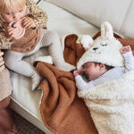 Op deze mooie bijtring Falling Star in de kleur roze van Jollein kan je kleintje heerlijk sabbelen en bijten. De bijtring is gemaakt van 100% natuurlijke rubber en bevat geen schadelijke stoffen. Bij doorkomende tandjes kan het extra fijn zijn om de bijtring voor gebruik in de koelkast te leggen (nóóit in de vriezer). De koude bijtring verdooft het vervelende gevoel op het tandvlees een beetje.