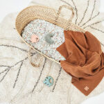 Op deze mooie bijtring Falling Star in de kleur roze van Jollein kan je kleintje heerlijk sabbelen en bijten. De bijtring is gemaakt van 100% natuurlijke rubber en bevat geen schadelijke stoffen. Bij doorkomende tandjes kan het extra fijn zijn om de bijtring voor gebruik in de koelkast te leggen (nóóit in de vriezer). De koude bijtring verdooft het vervelende gevoel op het tandvlees een beetje.