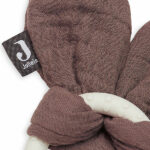 Op deze mooie bijtring Bunny Ears Chestnut in de kleur bruin van Jollein kan je kleintje heerlijk sabbelen en bijten. De bijtring is gemaakt van 100% siliconen en bevat geen schadelijke stoffen. De zachte bunny oortjes zorgen voor een knisperend geluid dat de nieuwsgierigheid van je baby prikkelt en het speelplezier vergroot.
