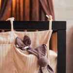 Op deze mooie bijtring Bunny Ears Chestnut in de kleur bruin van Jollein kan je kleintje heerlijk sabbelen en bijten. De bijtring is gemaakt van 100% siliconen en bevat geen schadelijke stoffen. De zachte bunny oortjes zorgen voor een knisperend geluid dat de nieuwsgierigheid van je baby prikkelt en het speelplezier vergroot.