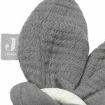 Op deze mooie bijtring Bunny Ears in de kleur grijs van Jollein kan je kleintje heerlijk sabbelen en bijten. De bijtring is gemaakt van 100% siliconen en bevat geen schadelijke stoffen. De zachte bunny oortjes zorgen voor een knisperend geluid dat de nieuwsgierigheid van je baby prikkelt en het speelplezier vergroot.