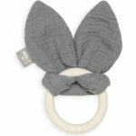 Op deze mooie bijtring Bunny Ears in de kleur grijs van Jollein kan je kleintje heerlijk sabbelen en bijten. De bijtring is gemaakt van 100% siliconen en bevat geen schadelijke stoffen. De zachte bunny oortjes zorgen voor een knisperend geluid dat de nieuwsgierigheid van je baby prikkelt en het speelplezier vergroot.