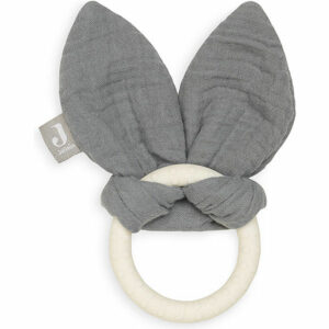 Op deze mooie bijtring Bunny Ears in de kleur grijs van Jollein kan je kleintje heerlijk sabbelen en bijten. De bijtring is gemaakt van 100% siliconen en bevat geen schadelijke stoffen. De zachte bunny oortjes zorgen voor een knisperend geluid dat de nieuwsgierigheid van je baby prikkelt en het speelplezier vergroot.