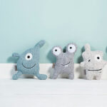 Dit groene gebreide vriendje wil iedereen wel. Het is een monstertje, maar helemaal niet eng. Hij geeft gegarandeerd uren knuffelplezier. We hebben ze in vier varianten, dus je kunt ze allemaal sparen. Dit is natuurlijk ook erg leuk om als kraamcadeautje te geven of als decoratie in het bedje te zetten.