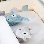 Dit groene gebreide vriendje wil iedereen wel. Het is een monstertje, maar helemaal niet eng. Hij geeft gegarandeerd uren knuffelplezier. We hebben ze in vier varianten, dus je kunt ze allemaal sparen. Dit is natuurlijk ook erg leuk om als kraamcadeautje te geven of als decoratie in het bedje te zetten.