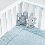 Dit groene gebreide vriendje wil iedereen wel. Het is een monstertje, maar helemaal niet eng. Hij geeft gegarandeerd uren knuffelplezier. We hebben ze in vier varianten, dus je kunt ze allemaal sparen. Dit is natuurlijk ook erg leuk om als kraamcadeautje te geven of als decoratie in het bedje te zetten.