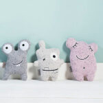 Dit roze gebreide vriendje wil iedereen wel. Het is een monstertje, maar helemaal niet eng. Hij geeft gegarandeerd uren knuffelplezier. We hebben ze in vier varianten, dus je kunt ze allemaal sparen. Dit is natuurlijk ook erg leuk om als kraamcadeautje te geven of als decoratie in het bedje te zetten.