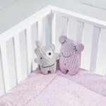 Dit roze gebreide vriendje wil iedereen wel. Het is een monstertje, maar helemaal niet eng. Hij geeft gegarandeerd uren knuffelplezier. We hebben ze in vier varianten, dus je kunt ze allemaal sparen. Dit is natuurlijk ook erg leuk om als kraamcadeautje te geven of als decoratie in het bedje te zetten.