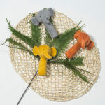 Deze leuke grijs rammelaar is gemaakt van velvetstof is makkelijk te pakken en vast te houden. De rammelaar heeft een hoofdje van een olifant en komt uit de collectie Wild Animals van Jollein. Het is niet erg als je kindje het na het grijpen ook weer laat vallen. De zachte rammelaar zal jouw baby niet bezeren. Super handig oefenmateriaal dus.