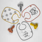 Deze leuke grijs rammelaar is gemaakt van velvetstof is makkelijk te pakken en vast te houden. De rammelaar heeft een hoofdje van een olifant en komt uit de collectie Wild Animals van Jollein. Het is niet erg als je kindje het na het grijpen ook weer laat vallen. De zachte rammelaar zal jouw baby niet bezeren. Super handig oefenmateriaal dus.