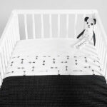 Wie wordt mijn nieuwe vriendje? Dit lieve beertje is wit met zwarte stippen. Het beertje heeft zwarte armpjes en oortjes. Het kenmerk van deze knuffelbeer zijn toch wel zijn super lange beentjes. Deze beentjes zijn erg fijn voor jouw baby. Jouw kleintje kan ze namelijk goed vastpakken en zo knuffelen en spelen.