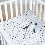 Wie wordt mijn nieuwe vriendje? Dit lieve beertje is wit met zwarte stippen. Het beertje heeft zwarte armpjes en oortjes. Het kenmerk van deze knuffelbeer zijn toch wel zijn super lange beentjes. Deze beentjes zijn erg fijn voor jouw baby. Jouw kleintje kan ze namelijk goed vastpakken en zo knuffelen en spelen.