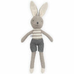 Dit lieve konijnenknuffel Joey komt uit de collectie van Jollein. Joey heeft een grijs gebreid lichaam, crèmekleurige voetjes en de binnenkant van de oortjes zijn ook crème. Joey heeft een ingebreid shirtje en een grijs broekje. Joey heeft lange benen en lange oren zijn geweldig gemakkelijk vast te pakken vanaf de eerste momenten dat je baby kan grijpen. De kleertjes kunnen niet uit. Het is van een andere stof dan het breisel van het konijntje zelf.