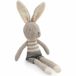 Dit lieve konijnenknuffel Joey komt uit de collectie van Jollein. Joey heeft een grijs gebreid lichaam, crèmekleurige voetjes en de binnenkant van de oortjes zijn ook crème. Joey heeft een ingebreid shirtje en een grijs broekje. Joey heeft lange benen en lange oren zijn geweldig gemakkelijk vast te pakken vanaf de eerste momenten dat je baby kan grijpen. De kleertjes kunnen niet uit. Het is van een andere stof dan het breisel van het konijntje zelf.