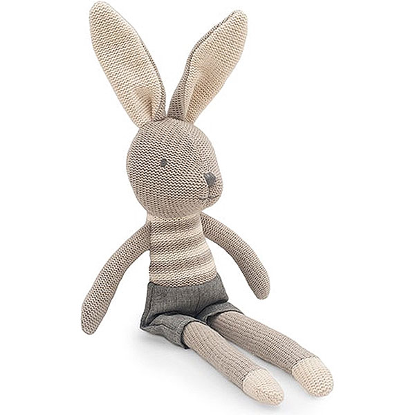 Dit lieve konijnenknuffel Joey komt uit de collectie van Jollein. Joey heeft een grijs gebreid lichaam, crèmekleurige voetjes en de binnenkant van de oortjes zijn ook crème. Joey heeft een ingebreid shirtje en een grijs broekje. Joey heeft lange benen en lange oren zijn geweldig gemakkelijk vast te pakken vanaf de eerste momenten dat je baby kan grijpen. De kleertjes kunnen niet uit. Het is van een andere stof dan het breisel van het konijntje zelf.