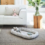 Dit lieve konijnenknuffel Joey komt uit de collectie van Jollein. Joey heeft een grijs gebreid lichaam, crèmekleurige voetjes en de binnenkant van de oortjes zijn ook crème. Joey heeft een ingebreid shirtje en een grijs broekje. Joey heeft lange benen en lange oren zijn geweldig gemakkelijk vast te pakken vanaf de eerste momenten dat je baby kan grijpen. De kleertjes kunnen niet uit. Het is van een andere stof dan het breisel van het konijntje zelf.