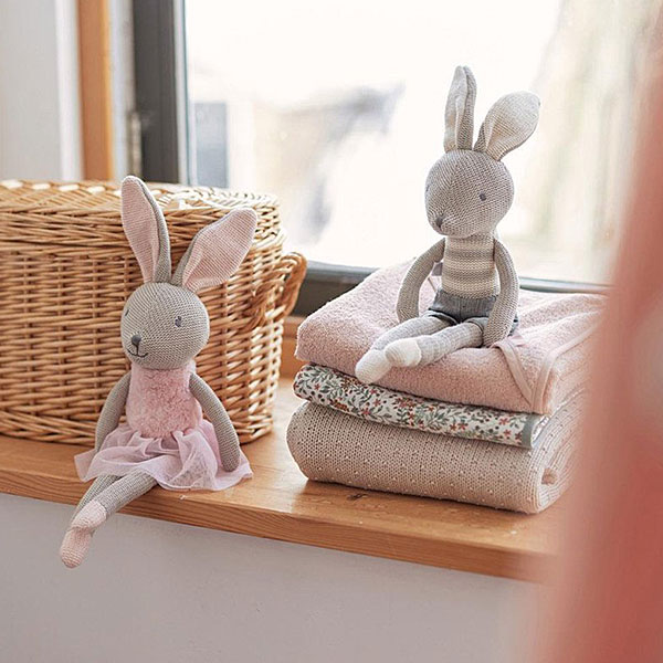 Dit lieve konijnenknuffel Nala komt uit de collectie van Jollein. Nala heeft een grijs gebreid lichaam, roze voetjes en de binnenkant van de oortjes zijn ook roze. Nala heef teen lief roze jurkje aan. Nala heeft lange benen en lange oren zijn geweldig gemakkelijk vast te pakken vanaf de eerste momenten dat je baby kan grijpen. De kleertjes kunnen niet uit. Het is van een andere stof dan het breisel van het konijntje zelf.