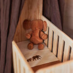 Deze olifant in de kleur Caramel komt uit de collectie van Jollien. De olifant is gemaakt van ultrazachte velvet stof en wordt de grote vriend van jouw kindje. De knuffel is makkelijk vast te pakken door de uitstekende en stevige slurf. De uitgesproken kleur is voor jouw kindje erg prettig om naar te kijken. Jouw kindje vindt ongetwijfeld troost bij deze knuffel en vertelt de olifant alle kindergeheimpjes.