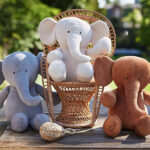 Deze olifant in de kleur Caramel komt uit de collectie van Jollien. De olifant is gemaakt van ultrazachte velvet stof en wordt de grote vriend van jouw kindje. De knuffel is makkelijk vast te pakken door de uitstekende en stevige slurf. De uitgesproken kleur is voor jouw kindje erg prettig om naar te kijken. Jouw kindje vindt ongetwijfeld troost bij deze knuffel en vertelt de olifant alle kindergeheimpjes.