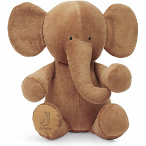 Deze olifant in de kleur Caramel komt uit de collectie van Jollien. De olifant is gemaakt van ultrazachte velvet stof en wordt de grote vriend van jouw kindje. De knuffel is makkelijk vast te pakken door de uitstekende en stevige slurf. De uitgesproken kleur is voor jouw kindje erg prettig om naar te kijken. Jouw kindje vindt ongetwijfeld troost bij deze knuffel en vertelt de olifant alle kindergeheimpjes.