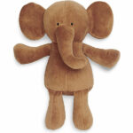 Deze olifant in de kleur Caramel komt uit de collectie van Jollien. De olifant is gemaakt van ultrazachte velvet stof en wordt de grote vriend van jouw kindje. De knuffel is makkelijk vast te pakken door de uitstekende en stevige slurf. De uitgesproken kleur is voor jouw kindje erg prettig om naar te kijken. Jouw kindje vindt ongetwijfeld troost bij deze knuffel en vertelt de olifant alle kindergeheimpjes.