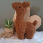 Met deze schattige Lama Caramel uit de collectie van Jollein heb jij een mooie knuffel voor jouw kleintje. De lama is gemaakt van zachte teddystof. Jouw kindje vindt ongetwijfeld troost en knuffelplezier bij deze knuffel. Dat hij al knuffelend met de lama de babyproblemen voelt verdwijnen en denkt: “la-ma zitten”.