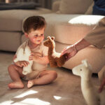 Met deze schattige Lama Caramel uit de collectie van Jollein heb jij een mooie knuffel voor jouw kleintje. De lama is gemaakt van zachte teddystof. Jouw kindje vindt ongetwijfeld troost en knuffelplezier bij deze knuffel. Dat hij al knuffelend met de lama de babyproblemen voelt verdwijnen en denkt: “la-ma zitten”.