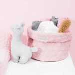 Met deze schattige Lama Grey uit de collectie van Jollein heb jij een mooie knuffel voor jouw kleintje. De lama is gemaakt van zachte teddystof. Jouw kindje vindt ongetwijfeld troost en knuffelplezier bij deze knuffel. Dat hij al knuffelend met de lama de babyproblemen voelt verdwijnen en denkt: “la-ma zitten”.