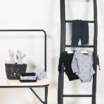 Met deze schattige Lama Grey uit de collectie van Jollein heb jij een mooie knuffel voor jouw kleintje. De lama is gemaakt van zachte teddystof. Jouw kindje vindt ongetwijfeld troost en knuffelplezier bij deze knuffel. Dat hij al knuffelend met de lama de babyproblemen voelt verdwijnen en denkt: “la-ma zitten”.