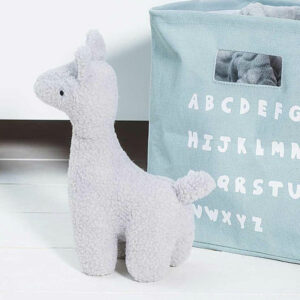 Met deze schattige Lama Grey uit de collectie van Jollein heb jij een mooie knuffel voor jouw kleintje. De lama is gemaakt van zachte teddystof. Jouw kindje vindt ongetwijfeld troost en knuffelplezier bij deze knuffel. Dat hij al knuffelend met de lama de babyproblemen voelt verdwijnen en denkt: “la-ma zitten”.