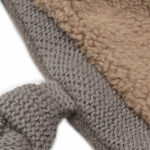 Dit leuke bruine knuffeldoekje Bear komt uit de collectie van Jollein en kan de hele dag met jouw baby knuffelen. Het doekje is bruin gebreid aan de voorzijde. Het buikje van het diertje is van extra zachte fleece en de achterkant is van fijne badstof gemaakt. Een erg hoog knuffelgehalte dus! Het doekjes bevestig je gemakkelijk aan het speentje door middel van het aangehechte lusje. Het doekje heeft het hoofdje van een beer.