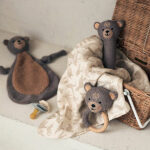 Dit leuke bruine knuffeldoekje Bear komt uit de collectie van Jollein en kan de hele dag met jouw baby knuffelen. Het doekje is bruin gebreid aan de voorzijde. Het buikje van het diertje is van extra zachte fleece en de achterkant is van fijne badstof gemaakt. Een erg hoog knuffelgehalte dus! Het doekjes bevestig je gemakkelijk aan het speentje door middel van het aangehechte lusje. Het doekje heeft het hoofdje van een beer.