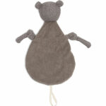 Dit leuke bruine knuffeldoekje Bear komt uit de collectie van Jollein en kan de hele dag met jouw baby knuffelen. Het doekje is bruin gebreid aan de voorzijde. Het buikje van het diertje is van extra zachte fleece en de achterkant is van fijne badstof gemaakt. Een erg hoog knuffelgehalte dus! Het doekjes bevestig je gemakkelijk aan het speentje door middel van het aangehechte lusje. Het doekje heeft het hoofdje van een beer.
