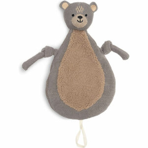 Dit leuke bruine knuffeldoekje Bear komt uit de collectie van Jollein en kan de hele dag met jouw baby knuffelen. Het doekje is bruin gebreid aan de voorzijde. Het buikje van het diertje is van extra zachte fleece en de achterkant is van fijne badstof gemaakt. Een erg hoog knuffelgehalte dus! Het doekjes bevestig je gemakkelijk aan het speentje door middel van het aangehechte lusje.  Het doekje heeft het hoofdje van een beer.