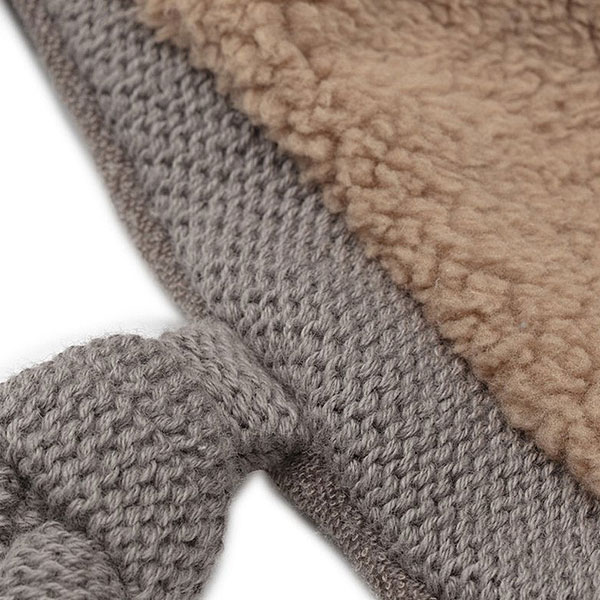 Dit leuke bruine knuffeldoekje Bear komt uit de collectie van Jollein en kan de hele dag met jouw baby knuffelen. Het doekje is bruin gebreid aan de voorzijde. Het buikje van het diertje is van extra zachte fleece en de achterkant is van fijne badstof gemaakt. Een erg hoog knuffelgehalte dus! Het doekjes bevestig je gemakkelijk aan het speentje door middel van het aangehechte lusje. Het doekje heeft het hoofdje van een beer.