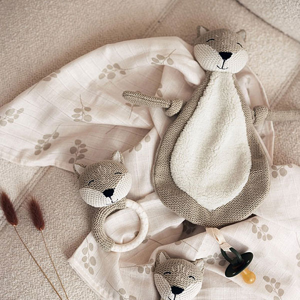 Dit leuke beige knuffeldoekje Fox komt uit de collectie van Jollein en kan de hele dag met jouw baby knuffelen. Het doekje is beige gebreid aan de voorzijde. Het buikje van het diertje is van extra zachte fleece en de achterkant is van fijne badstof gemaakt. Een erg hoog knuffelgehalte dus! Het doekjes bevestig je gemakkelijk aan het speentje door middel van het aangehechte lusje. Het doekje heeft het hoofdje van een vosje.