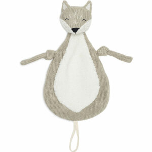 Dit leuke beige knuffeldoekje Fox komt uit de collectie van Jollein en kan de hele dag met jouw baby knuffelen. Het doekje is beige gebreid aan de voorzijde. Het buikje van het diertje is van extra zachte fleece en de achterkant is van fijne badstof gemaakt. Een erg hoog knuffelgehalte dus! Het doekjes bevestig je gemakkelijk aan het speentje door middel van het aangehechte lusje.  Het doekje heeft het hoofdje van een vosje.