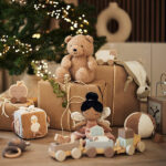Dit leuke beige knuffeldoekje Fox komt uit de collectie van Jollein en kan de hele dag met jouw baby knuffelen. Het doekje is beige gebreid aan de voorzijde. Het buikje van het diertje is van extra zachte fleece en de achterkant is van fijne badstof gemaakt. Een erg hoog knuffelgehalte dus! Het doekjes bevestig je gemakkelijk aan het speentje door middel van het aangehechte lusje. Het doekje heeft het hoofdje van een vosje.