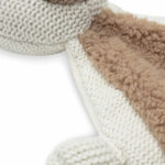 Dit leuke crèmekleurige knuffeldoekje Giraf komt uit de collectie van Jollein en kan de hele dag met jouw baby knuffelen. Het doekje is crème gebreid aan de voorzijde. Het buikje van het diertje is van extra zachte fleece en de achterkant is van fijne badstof gemaakt. Een erg hoog knuffelgehalte dus! Het doekjes bevestig je gemakkelijk aan het speentje door middel van het aangehechte lusje.  Het doekje heeft het hoofdje van een giraffe.