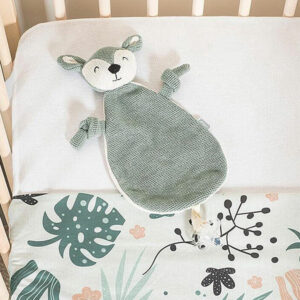 Dit leuke knuffeldoekje Deer Ash Green komt uit de collectie van Jollein en kan de hele dag met jouw baby knuffelen. Het doekje is gebreid aan de voorzijde en heeft een zachte achterkant van fleece materiaal in de kleur crème.  Het doekje heeft het hoofdje van een hertje en een lusje waarmee je hem ook aan de speen kan bevestigen. Zo raak de speen minder snel kwijt.