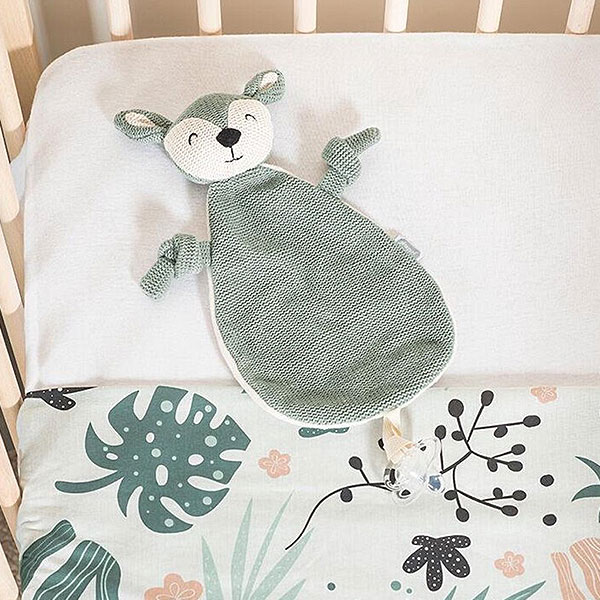 Dit leuke knuffeldoekje Deer Ash Green komt uit de collectie van Jollein en kan de hele dag met jouw baby knuffelen. Het doekje is gebreid aan de voorzijde en heeft een zachte achterkant van fleece materiaal in de kleur crème. Het doekje heeft het hoofdje van een hertje en een lusje waarmee je hem ook aan de speen kan bevestigen. Zo raak de speen minder snel kwijt.